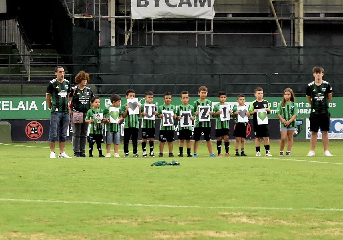 Emotivo homenaje en Las Llanas al jugador de 7 años del Sestao River fallecido mientras veraneaba en La Rioja