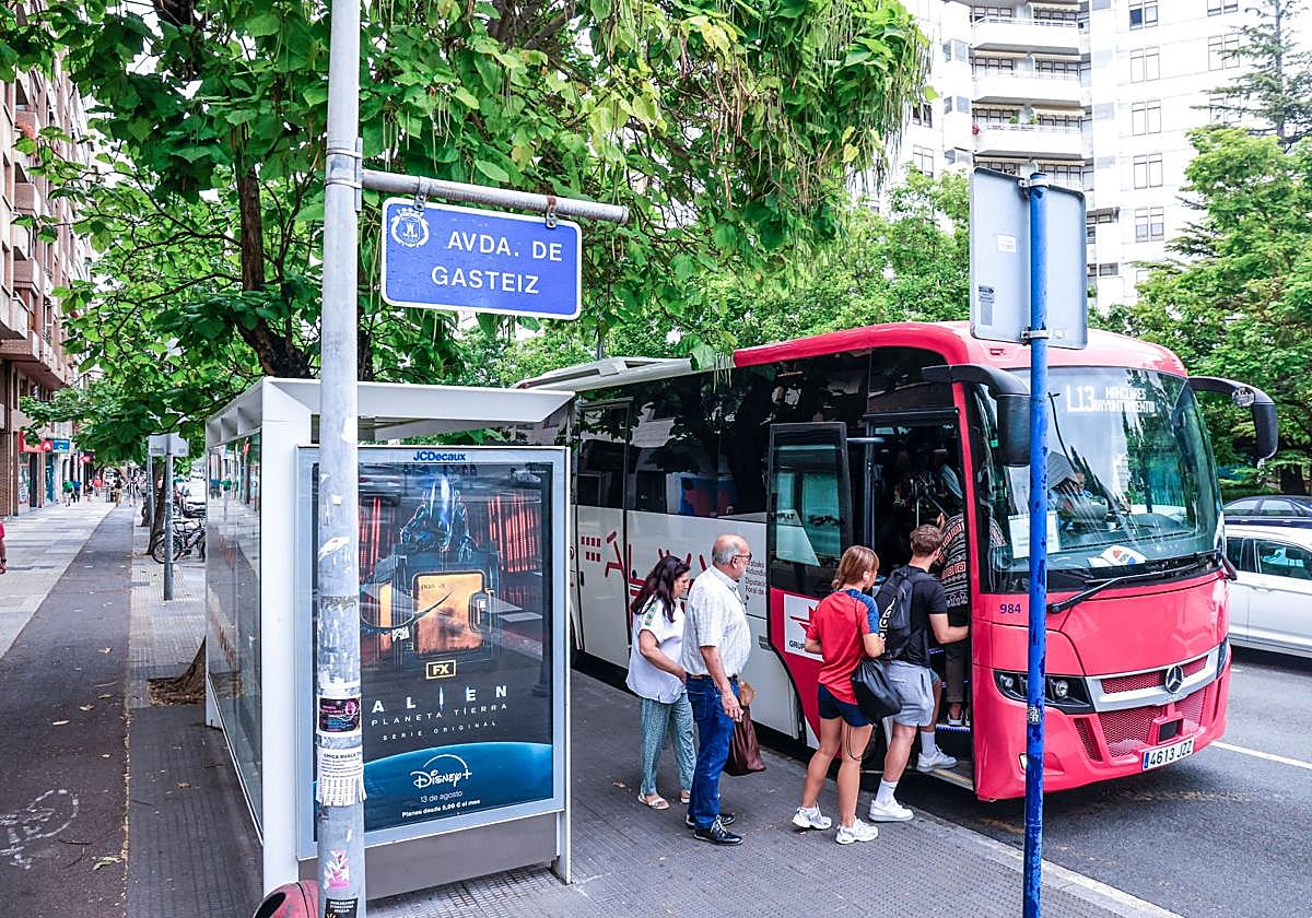 La Avenida Gasteiz, vía de salida de la ciudad, es una de las zonas donde se instalarán marquesinas propias para Alavabus.