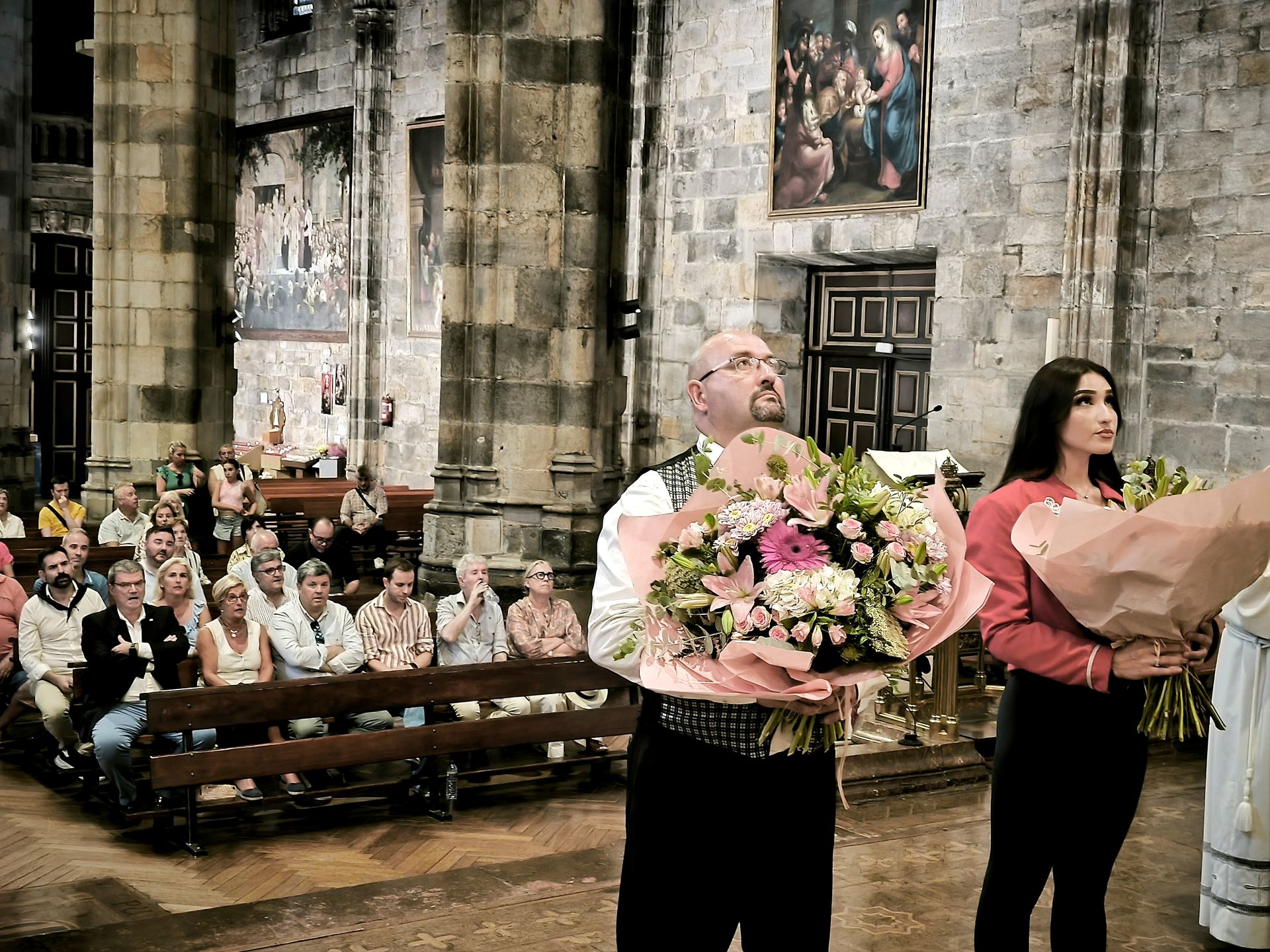 La basílica de Begoña ha recibido la visita del circo y su tradicional ofrenda de flores.