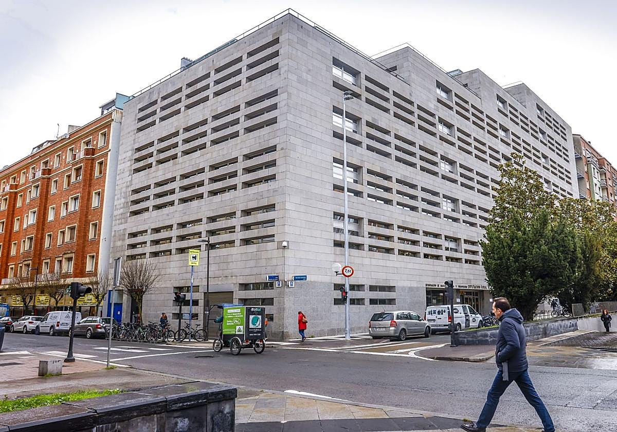 Exterior del edificio de la Hacienda Foral en Vitoria.