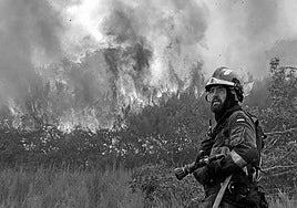 Un efectivo de la Unidad Militar de Emergencias (UME) en la localidad de A Espasa, durante el incendio forestal que permanece activo en Chandrexa de Queixa.