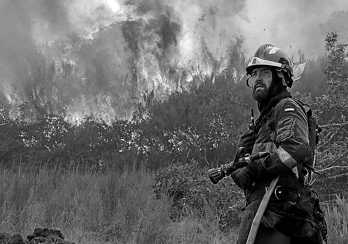 Un efectivo de la Unidad Militar de Emergencias (UME) en la localidad de A Espasa, durante el incendio forestal que permanece activo en Chandrexa de Queixa.
