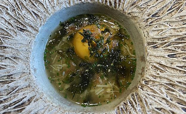 Gustos y texturas asiáticas en la sopa de txangurro con huevo y escamas de besugo.