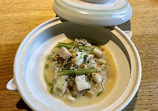 Guiso de callos de bacalao con anguila ahumada y vainas crudas.