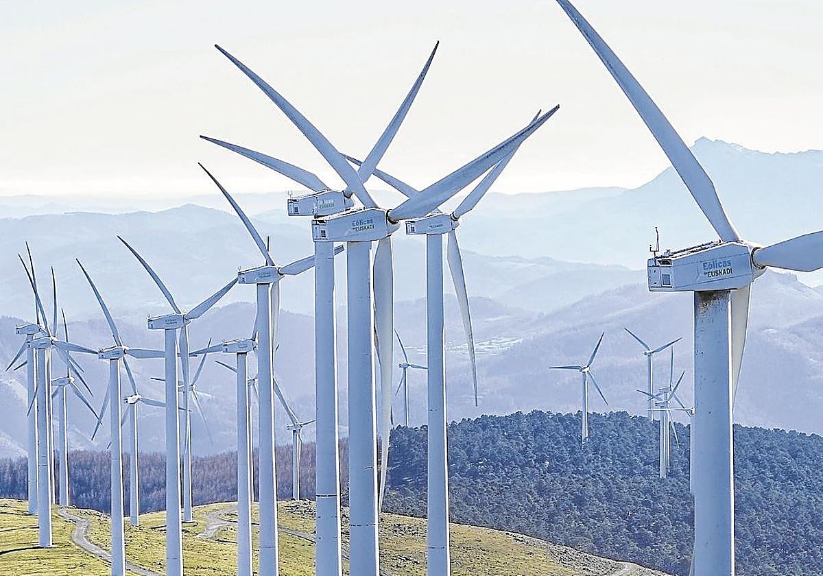 Aerogeneradores en la cumbre del monte Oiz.