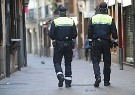 Agentes de la Policía Local caminan por el Casco Viejo de Vitoria.