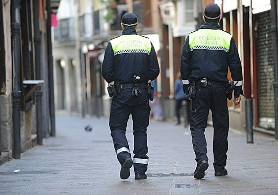 Agentes de la Policía Local caminan por el Casco Viejo de Vitoria.