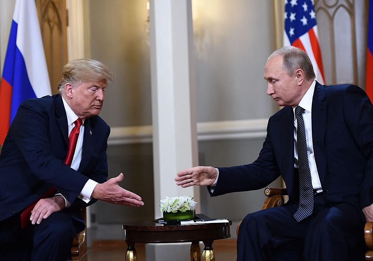 Fotografía de archivo de Donald Trump y Vladímir Putin.