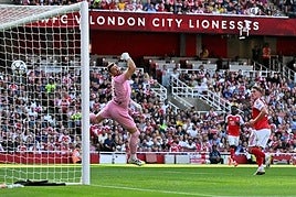 Unai Simón encaja el primer gol en el Amistoso ante el Arsenal, que ganó por 3-0 en Londres.
