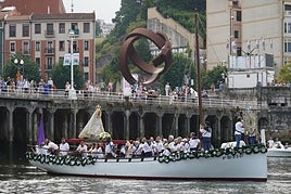 La Amatxu llegaba en romería náutica a Bilbao escoltada por más de diez embarcaciones.
