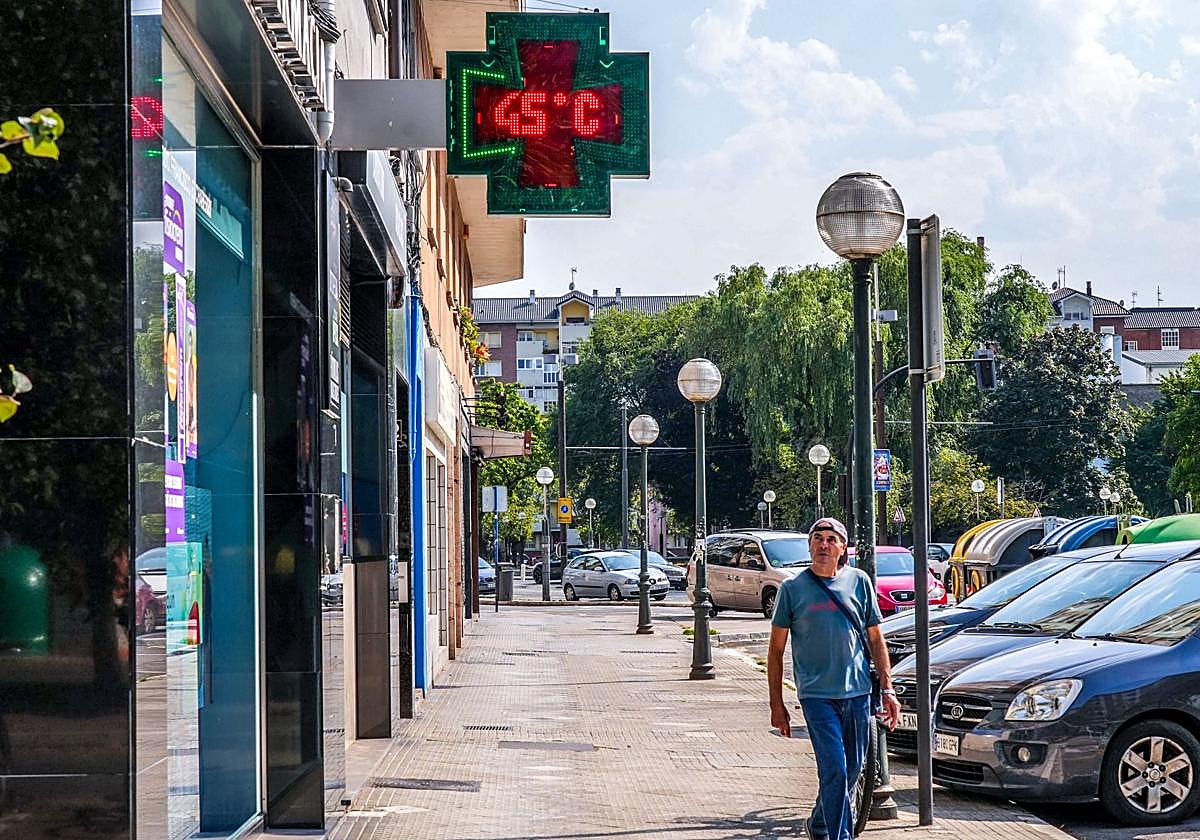 Un termómetro al sol marca 45 grados en Vitoria.