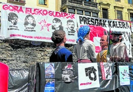 Carteles con imágenes de los presos colocadas en la Parte Vieja de San Sebastián.