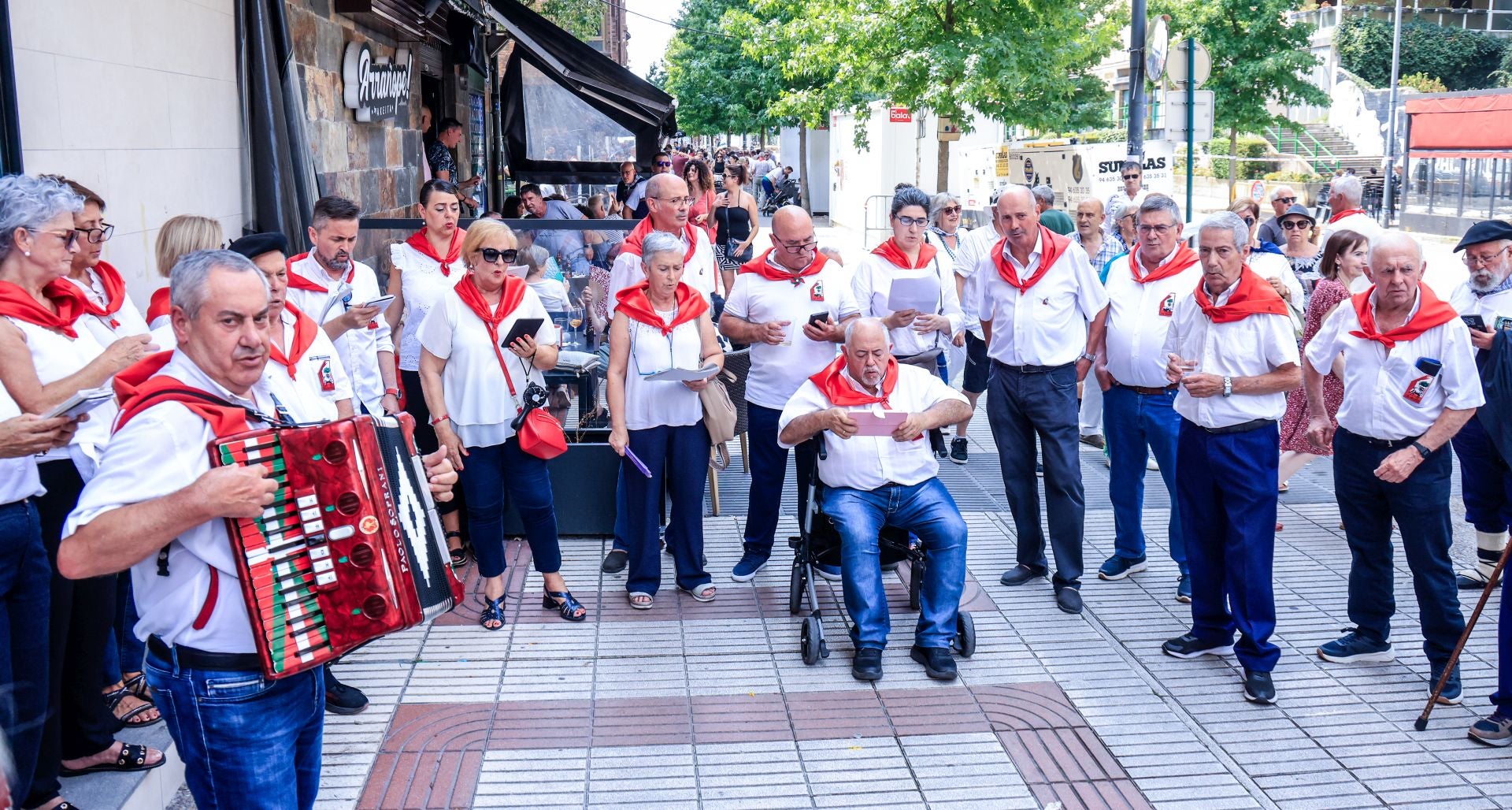 El chupinazo de las fiestas de Llodio, en imágenes