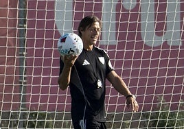 El entrenador del Sevilla Matías Almeyda, durante el entrenamiento realizado este viernes con vistas al inicio de la Liga.