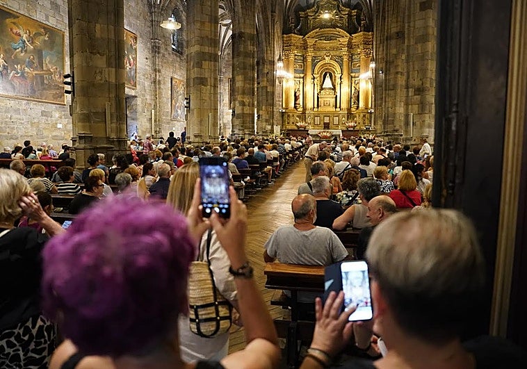 Miles de vizcaínos honran a la Amatxu: «Después de un ataque epiléptico y un infarto, he venido a pedir la salud que necesito»