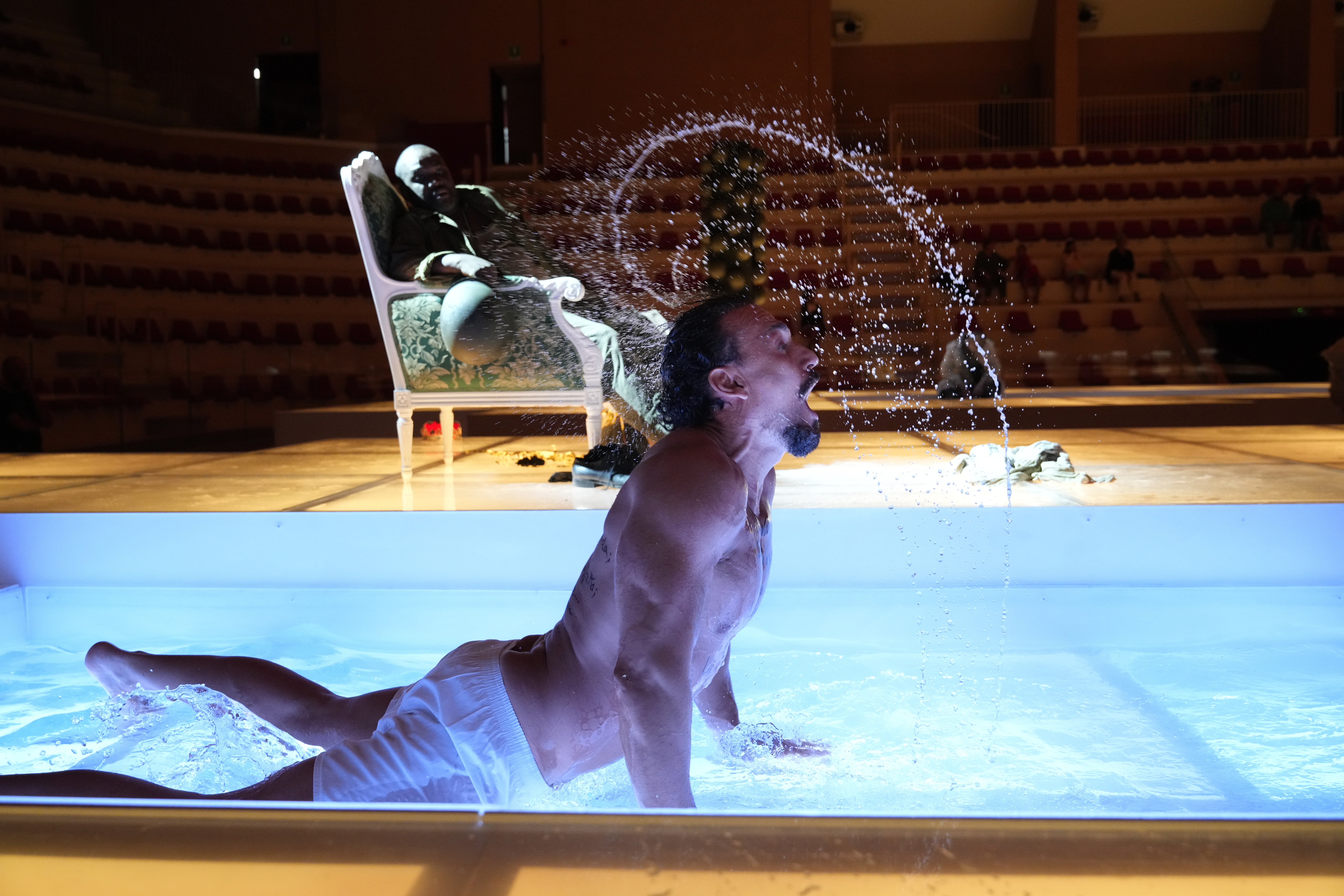 El bajo-barítono Gianluca Margheri (Leucippo) se queda en calzoncillos y su personaje se ahoga en el segundo acto.