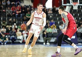 Frisch sube la pelota en un partido con el Nancy.