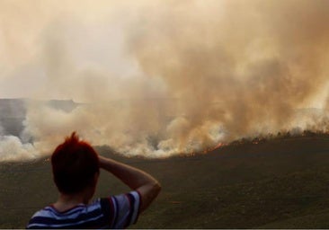 Vecinos que se resisten a ser evacuados: el sentimiento de abandono se extiende por los pueblos arrasados por los incendios