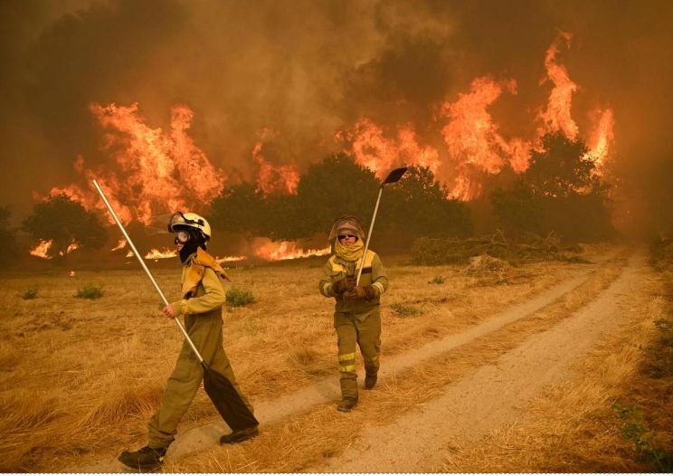 Bomberos ante uno de los incendios en la comarca de Verín, Orense