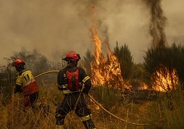 Bomberos ante uno de los incendios en la comarca de Verín, Orense