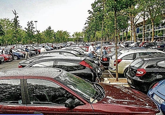 El parking de Mendizorroza abarrotado de coches un día de partido.