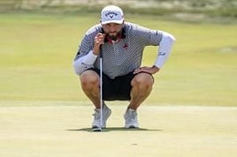 El de Barrika estudia el green antes de embocar en Chatham Hills.