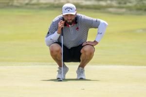 El de Barrika estudia el green antes de embocar en Chatham Hills.