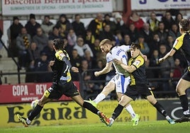 Carlos Vicente dispara en la jugada del primer gol.