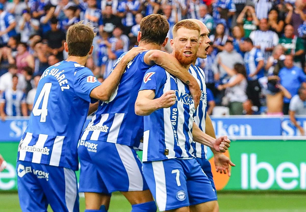Carlos Vicente celebra su gol al Sevilla.