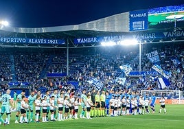 Las imágenes del regreso de la afición a Mendizorroza