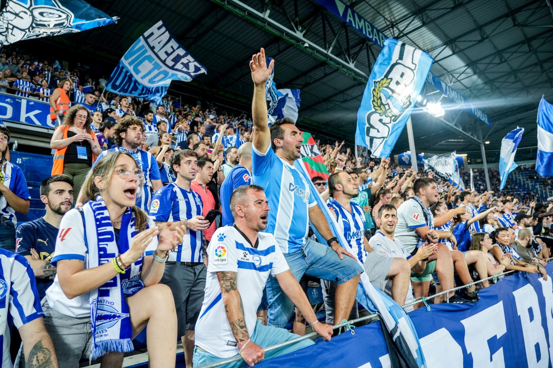 Las imágenes del regreso de la afición a Mendizorroza