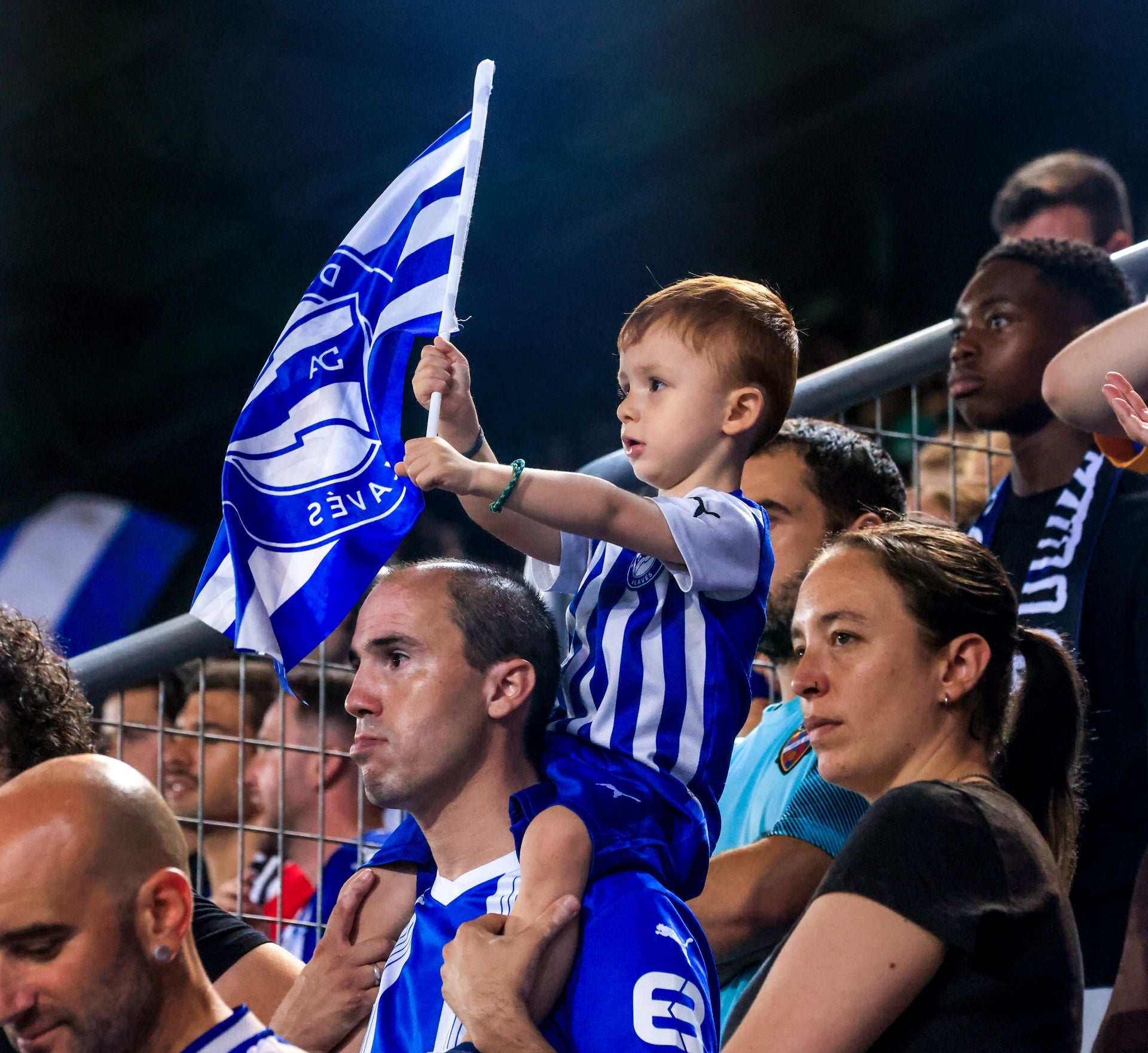 Las imágenes del regreso de la afición a Mendizorroza