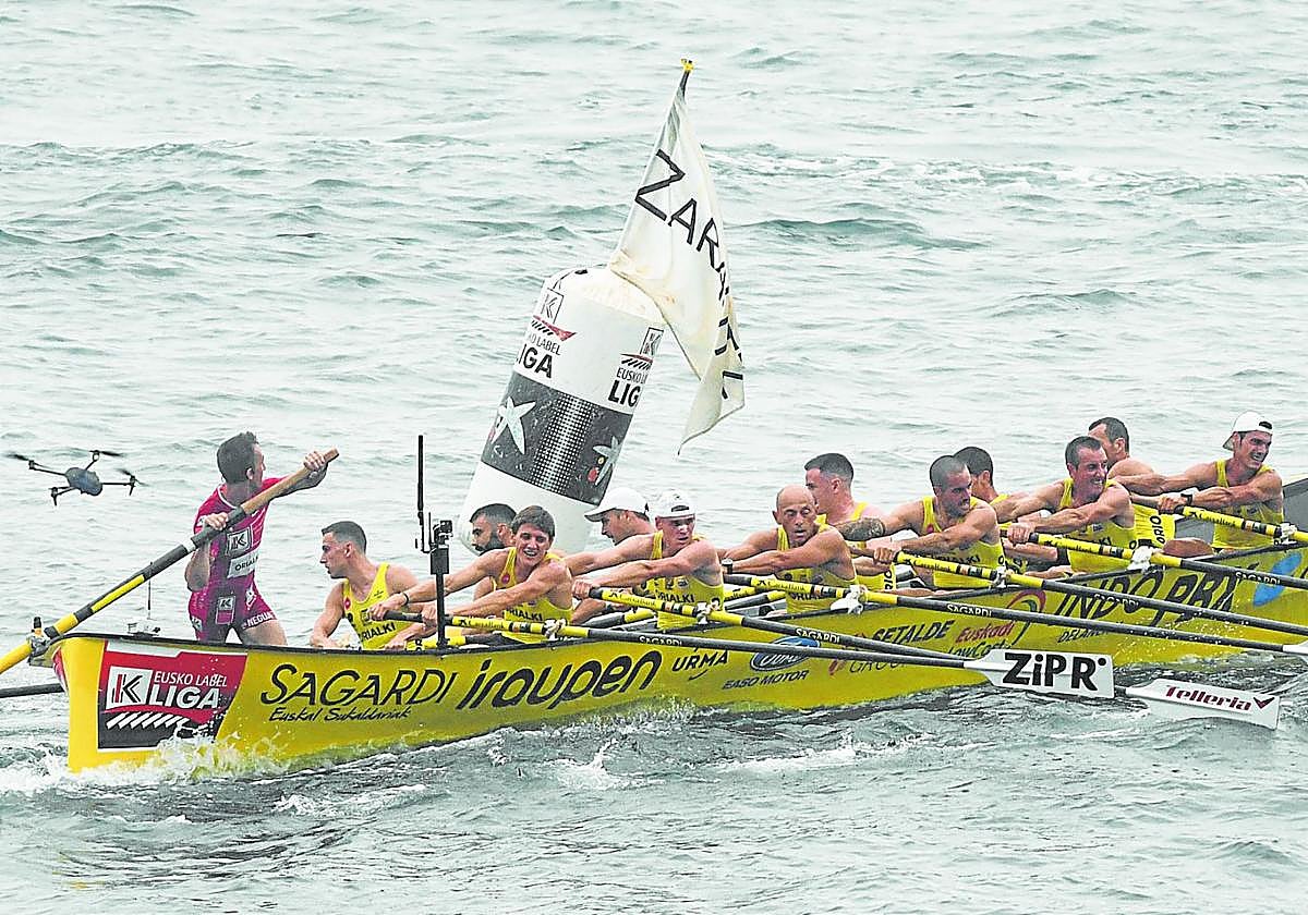Orio realiza la tercera ciaboga en cabeza en la primera jornada de la Ikurriña de Zarautz.