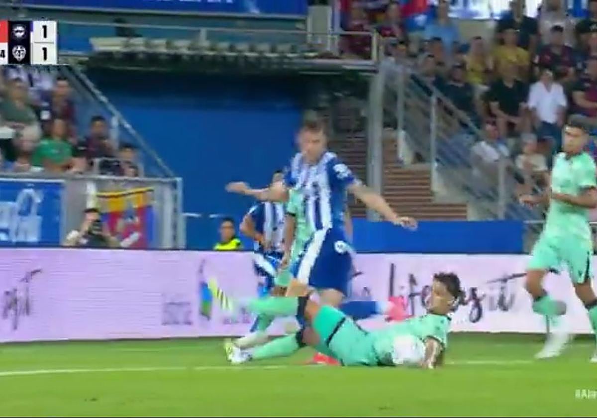 La acción por la que el Alavés ha reclamado penalti del Levante