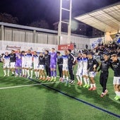 Los jugadores del Alavés celebran el triunfo con su afición.