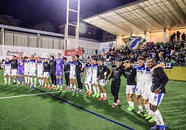 Los jugadores del Alavés celebran el triunfo con su afición.