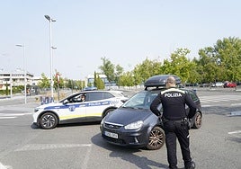 Un policía vigila un casi vacío parking de Mendizorroza.