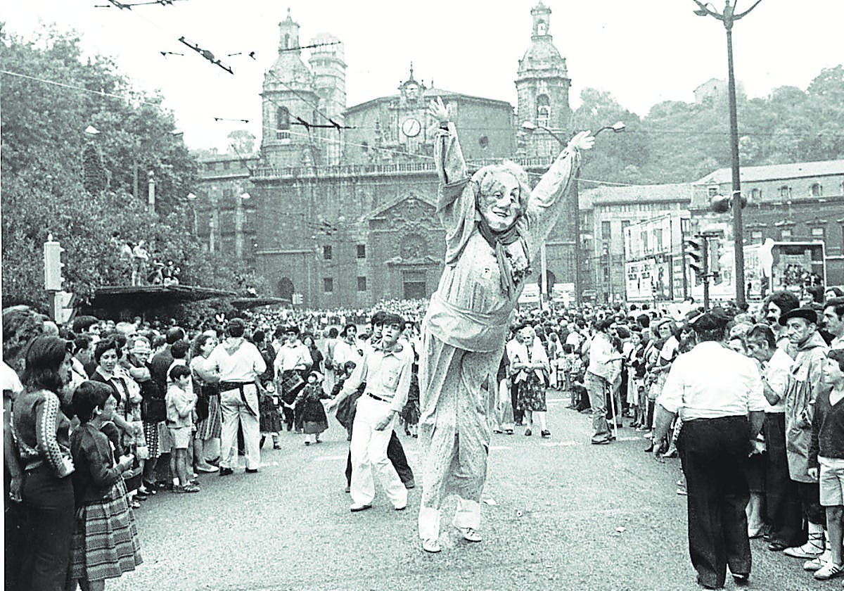 La primera Marijaia vestía unos ropajes más discretos que la actual.