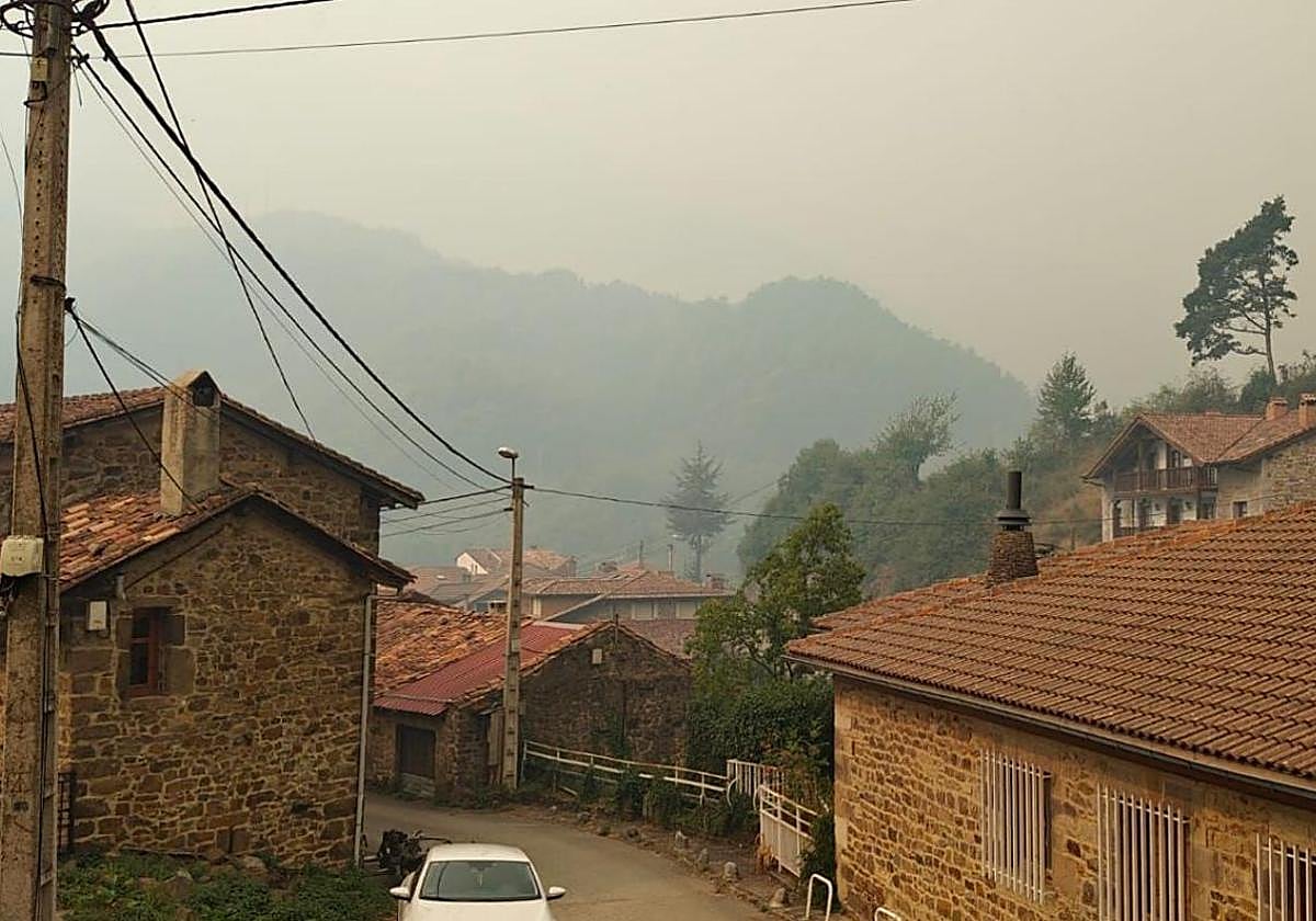 Imagen tomada desde el pueblo de Espinama en la que se puede ver el humo en la zona.