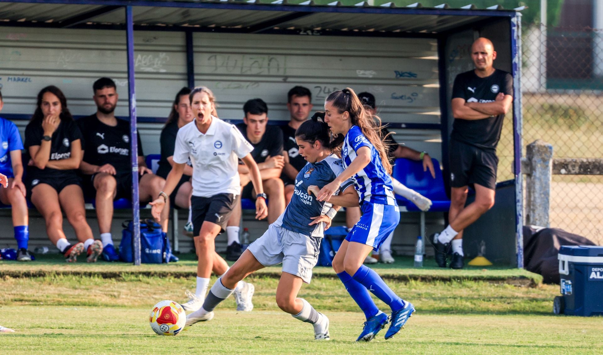 Andrea Esteban alienta a una de sus jugadoras durante el partido.