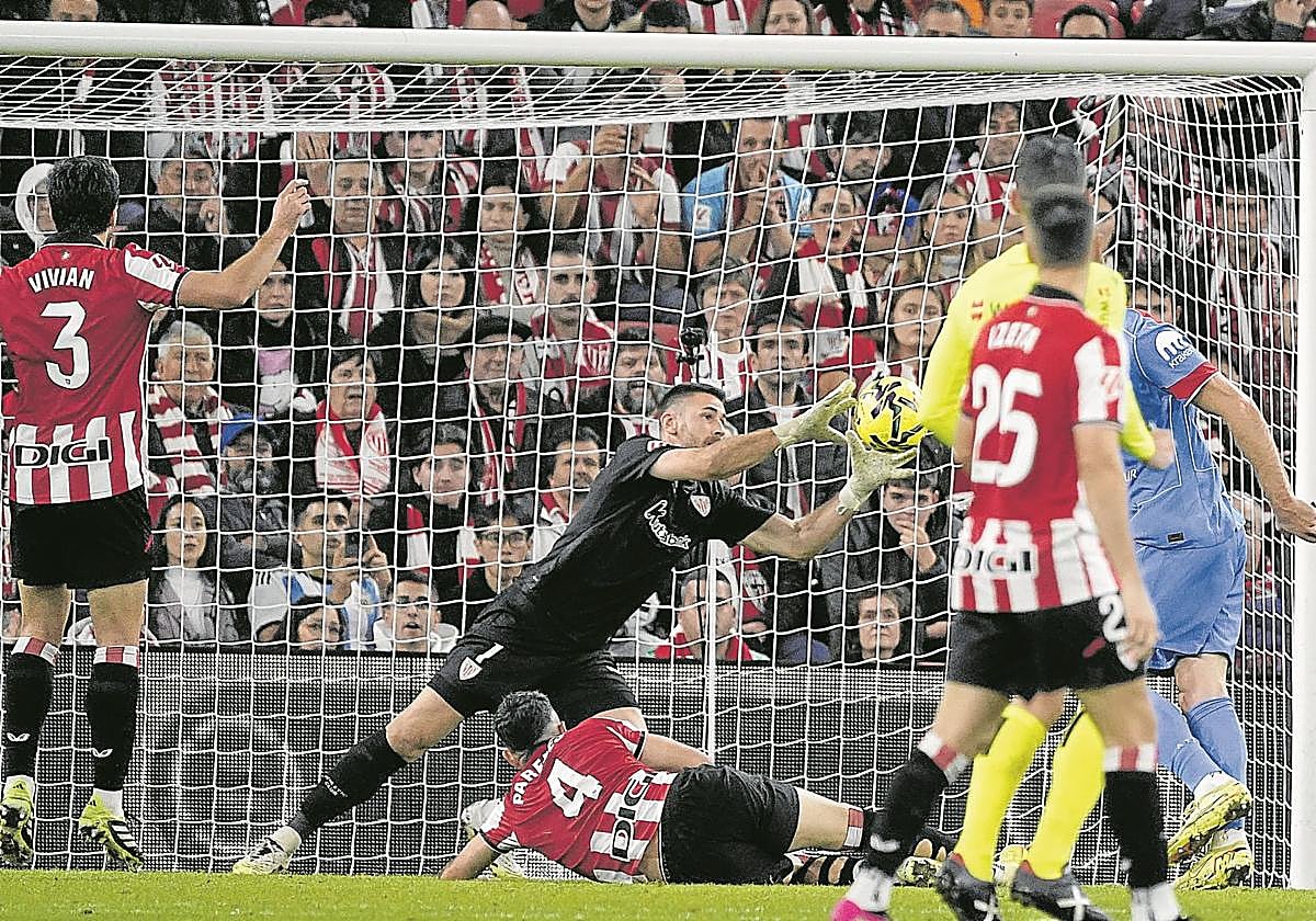 Parada de Unai Simón a Sorloth previa al tanto de Berenguer.