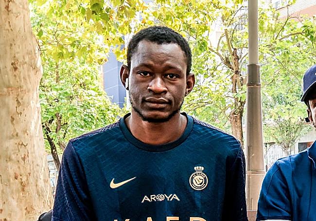 Diaguely duerme en un banco de Zaramaga a la espera de una resolución.