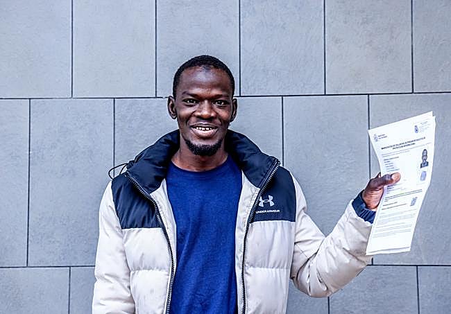 Djawara posa sonriente con su ansiada citación.