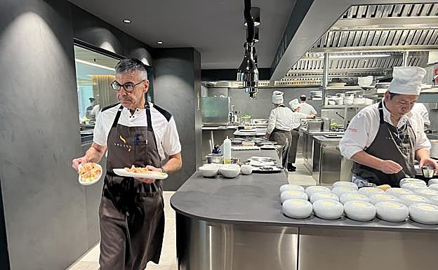 A la hora del aperitivo la taberna coge ritmo y Joserra se apresura a sacar raciones. Además de la tortilla, en la terraza, donde no se reservan mesas, tienen mucho éxito las croquetas y las rabas.
