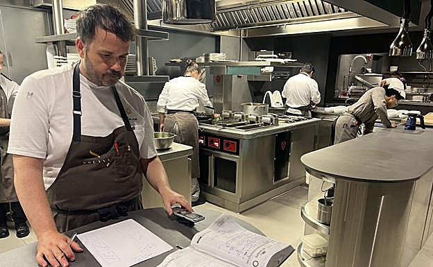 El chef Nacho Solana pendiente del libro de reservas y de los horarios de cada una de ellas.