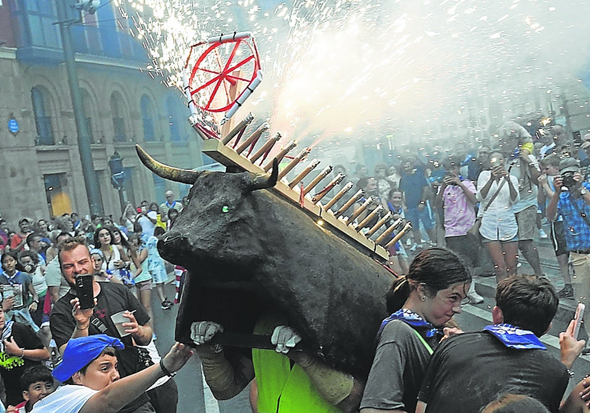 El toro de fuego se encendió después del txupin.