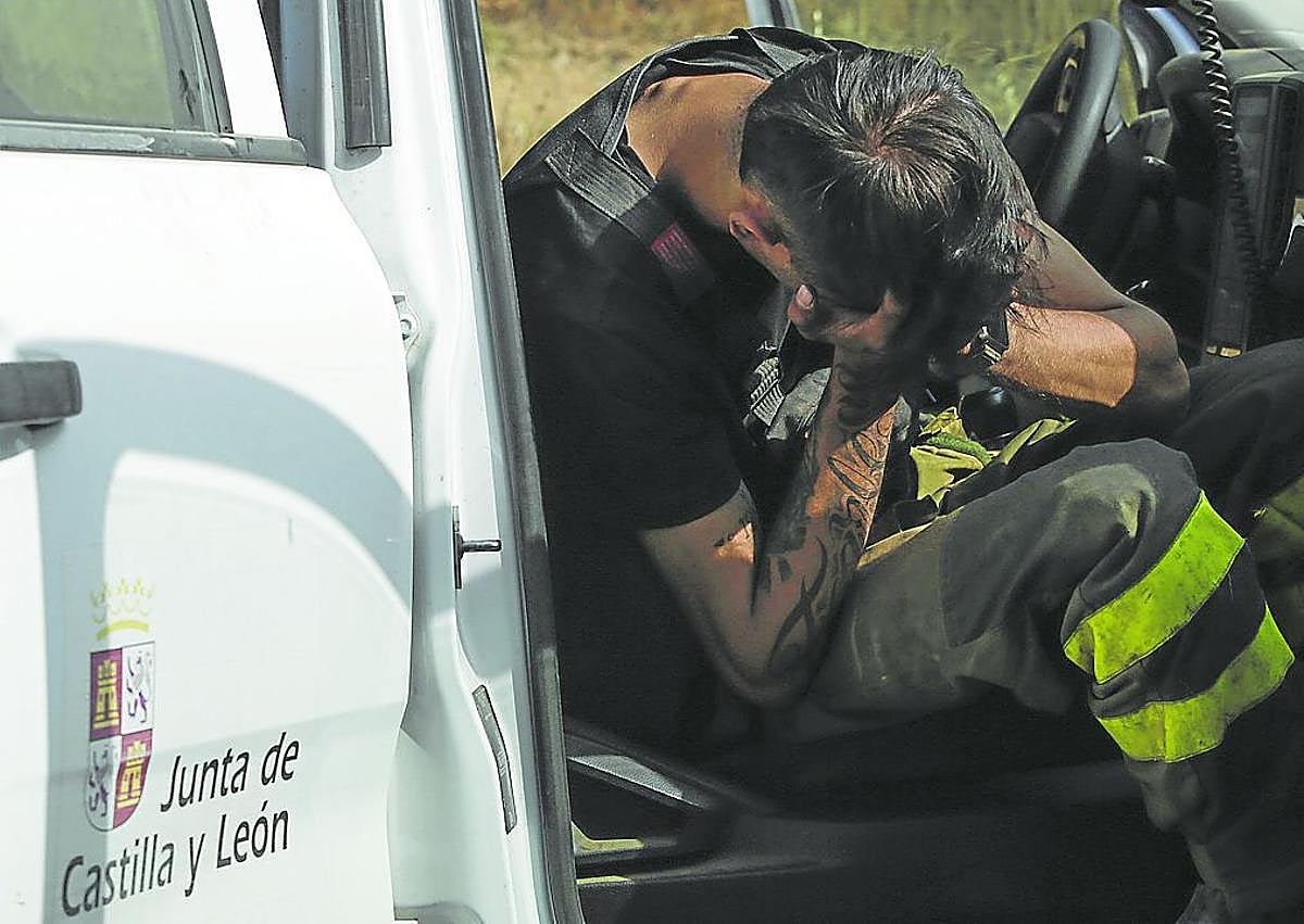 Imagen secundaria 1 - Más de 40 incendios en Castilla y León, Galicia y Extremadura: un bombero muerto y otro herido al volcar una autobomba en León