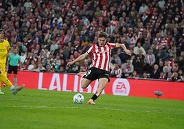 Momento en el que Jauregizar arma el disparo que acabó en el empate.