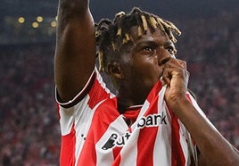 Nico Williams se besa el escudo tras anotar el primer gol ante el Sevilla.