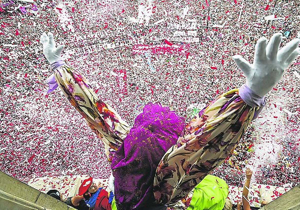 Marijaia saluda desde el Arriaga en el inicio de la fiesta.